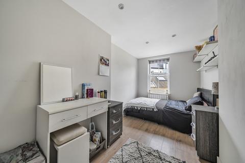 3 bedroom flat to rent, Medfield Street, Roehampton, London, SW15
