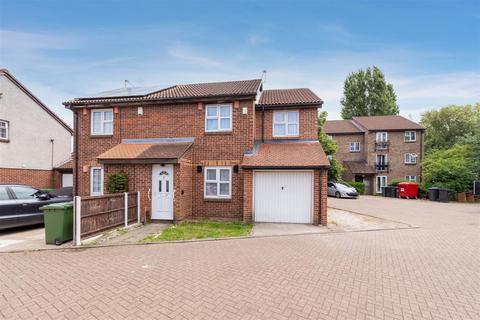 4 bedroom semi-detached house for sale, Adelaide Close, Slough