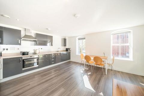 2 bedroom flat to rent, Victoria Road, Surbiton KT6