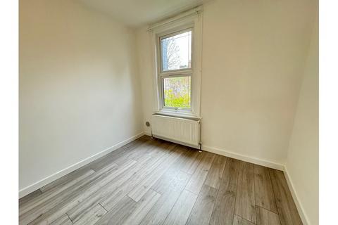 3 bedroom terraced house to rent, Larnach Road, Hammersmith W6