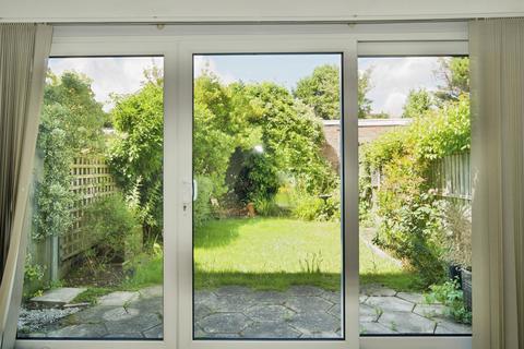 3 bedroom terraced house for sale, Kingspark Court, London, E18