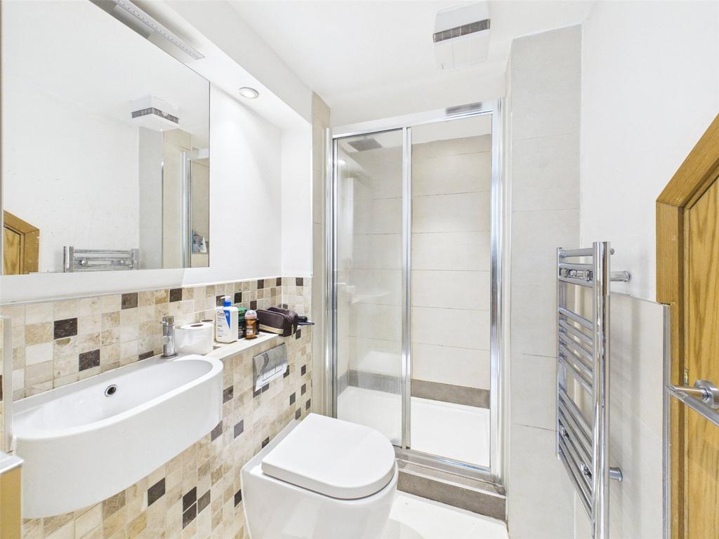 Apartment in London, Ham - View 5