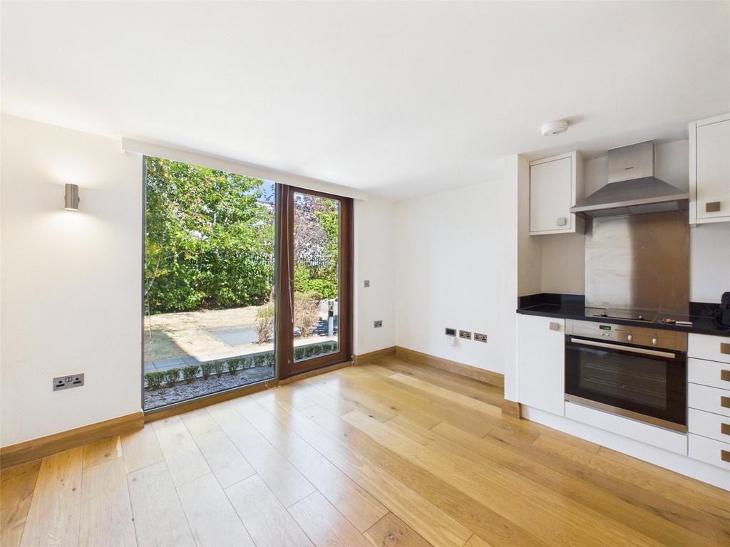 Apartment in London, Ham - View 2