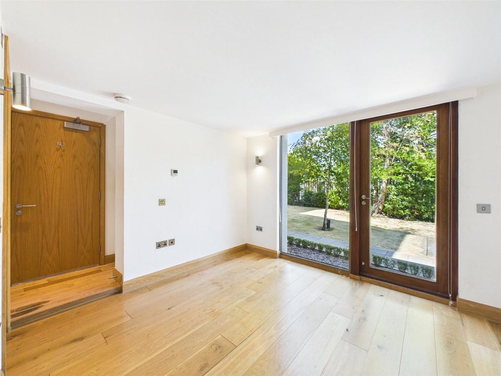 Apartment in London, Ham - View 3
