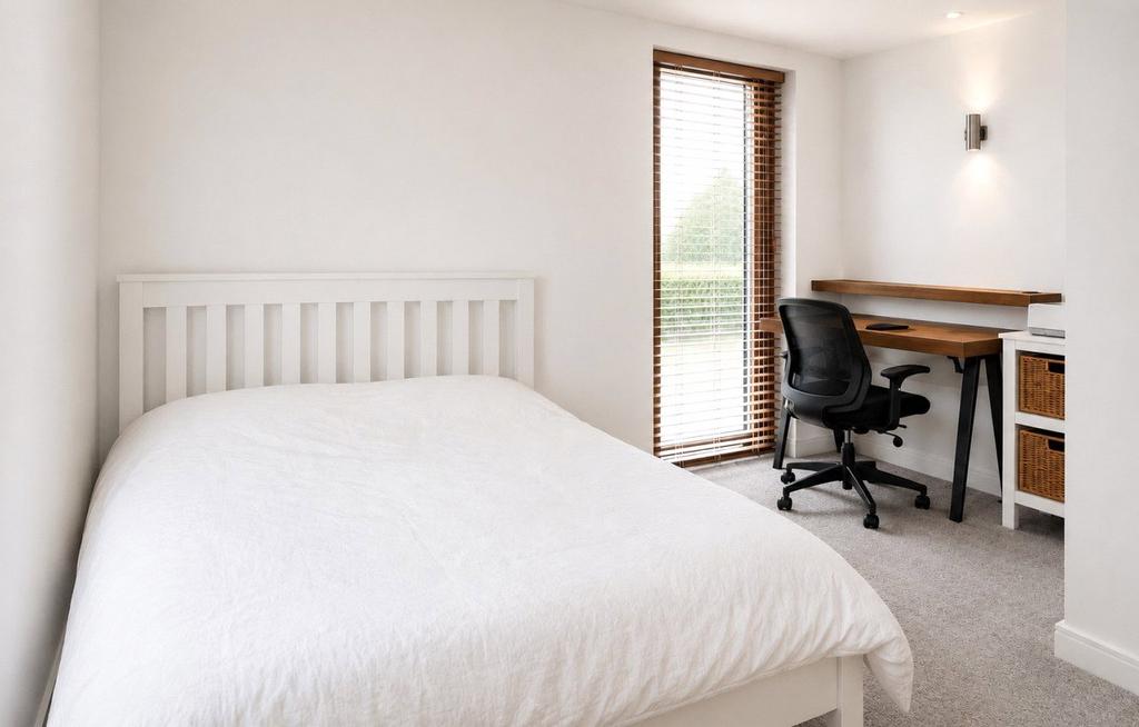 Apartment in London, Ham - View 4