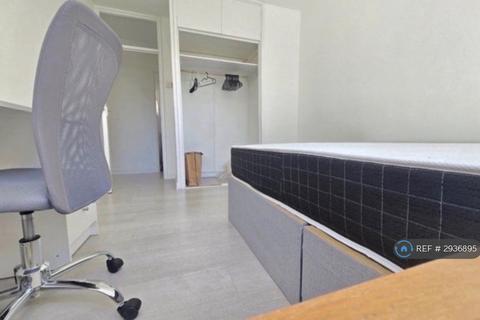 3 bedroom flat to rent, Mcconnell House, London, SW8
