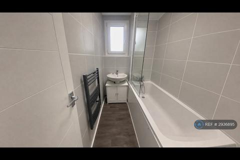 3 bedroom flat to rent, Mcconnell House, London, SW8