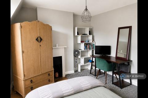 1 bedroom in a flat share to rent, North Harrow, Harrow, HA2