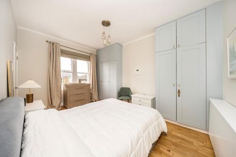 2 bedroom flat for sale, Endlesham Road, London SW12