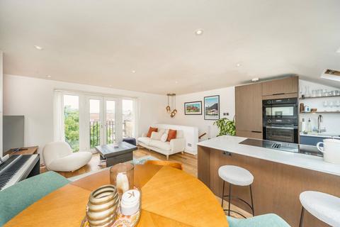 2 bedroom flat for sale, Endlesham Road, London SW12