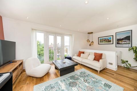 2 bedroom flat for sale, Endlesham Road, London SW12