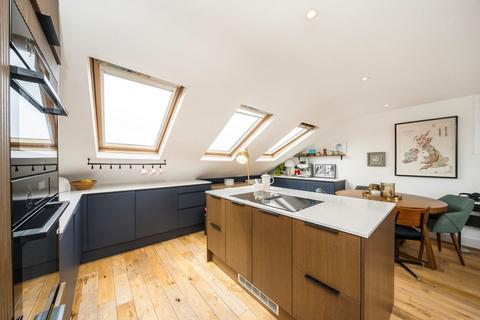 2 bedroom flat for sale, Endlesham Road, London SW12