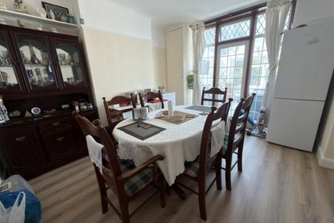1 bedroom in a house share to rent, Darcy Road, London SW16