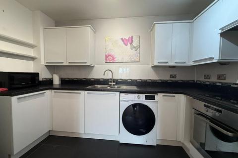 2 bedroom flat to rent, Eaton Avenue, Taplow, SL1 6EZ