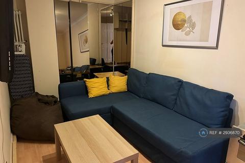 1 bedroom in a house share to rent, Lockesfield Place, London, E14
