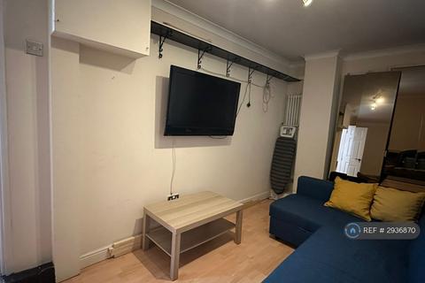 1 bedroom in a house share to rent, Lockesfield Place, London, E14