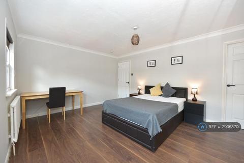 1 bedroom in a house share to rent, Lockesfield Place, London, E14
