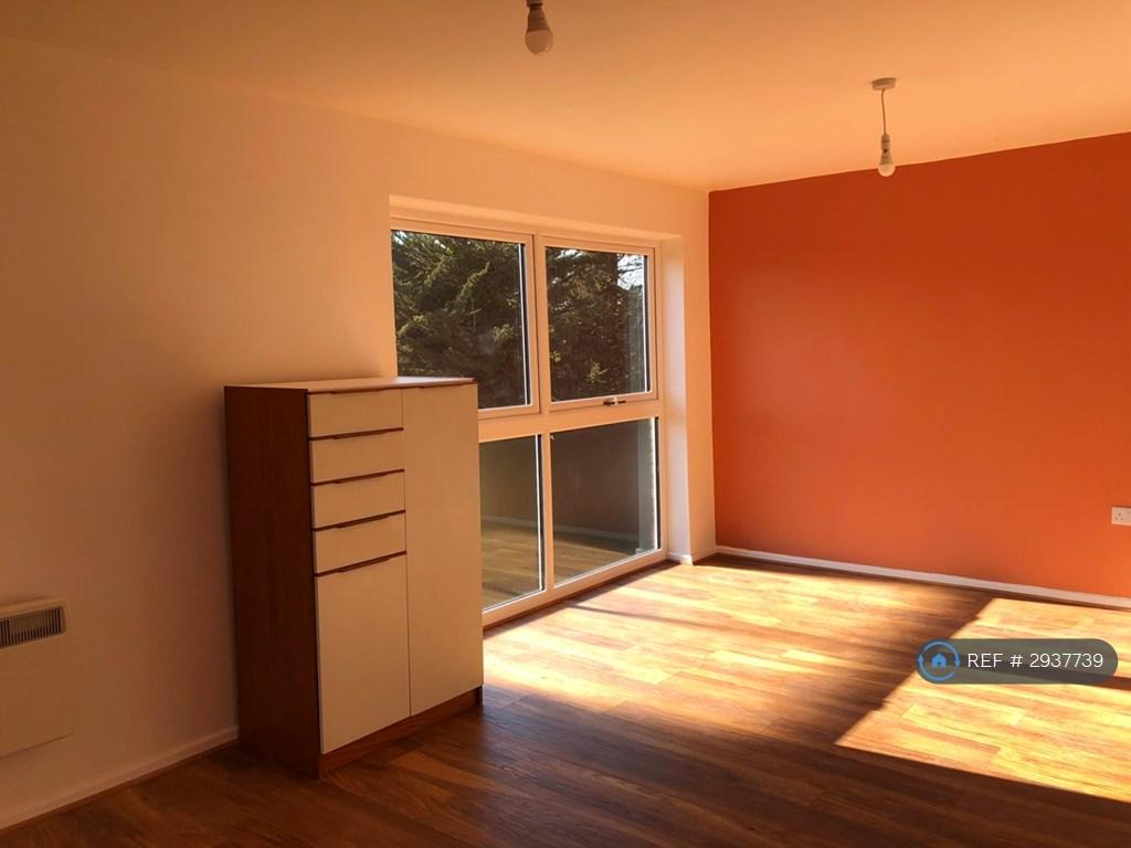 Apartment in Reading - View 5