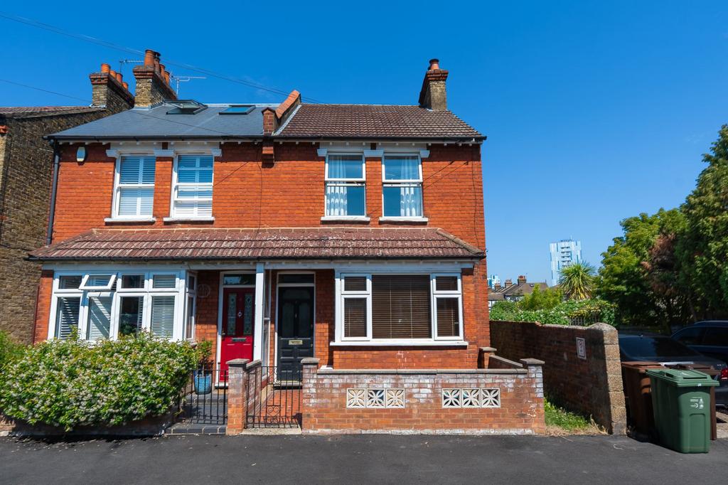 Detached house exterior, driveway