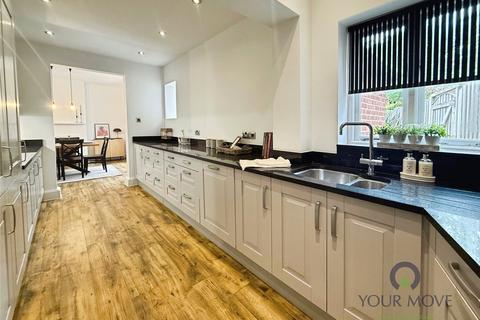 3 bedroom end of terrace house for sale, The Circle, Birmingham B17