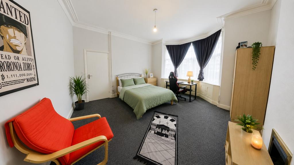 5 bedroom end of terrace house to rent