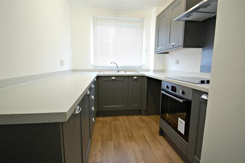 2 bedroom flat for sale, Sandringham Road, Petersfield.