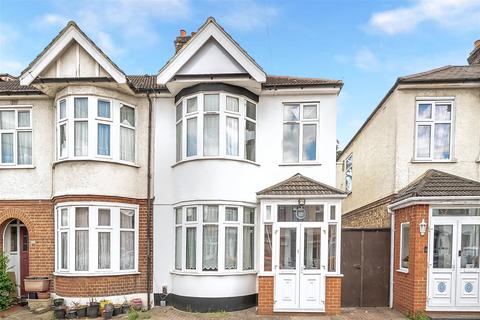 3 bedroom house to rent, Eton Road, Ilford