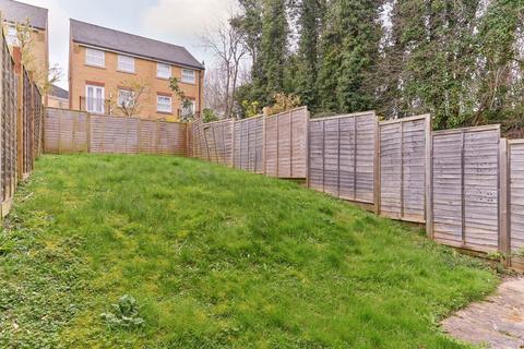 4 bedroom semi-detached house to rent, Sycamore Close, South Croydon, CR2