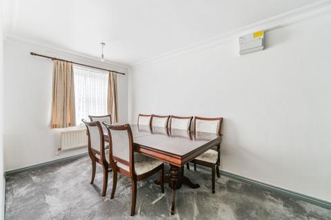4 bedroom semi-detached house to rent, Sycamore Close, South Croydon, CR2