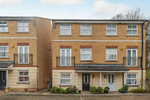 4 bedroom semi-detached house to rent, Sycamore Close, South Croydon, CR2