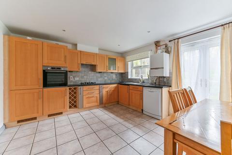4 bedroom semi-detached house to rent, Sycamore Close, South Croydon, CR2