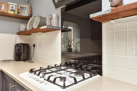 2 bedroom flat for sale, Bluebell Drive, Sittingbourne ME10