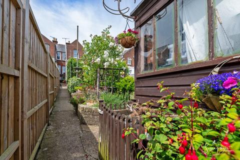 3 bedroom end of terrace house for sale, Newport Road, Cowes