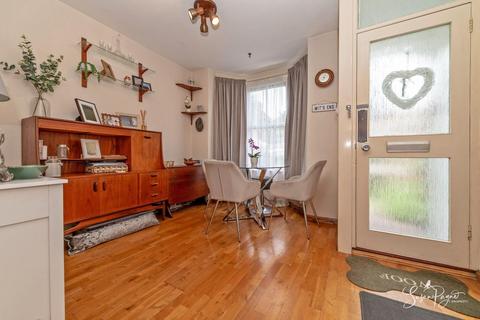 3 bedroom end of terrace house for sale, Newport Road, Cowes