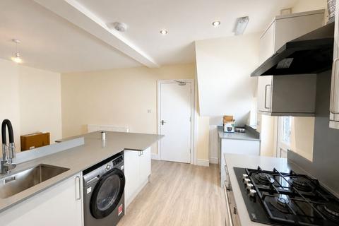 5 bedroom semi-detached house to rent, Whitelands Road, High Wycombe