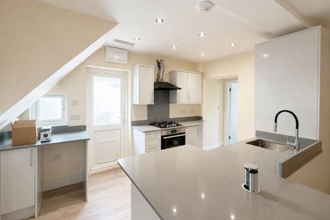 5 bedroom semi-detached house to rent, Whitelands Road, High Wycombe
