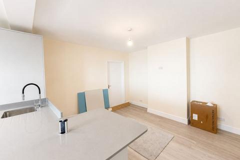 5 bedroom semi-detached house to rent, Whitelands Road, High Wycombe