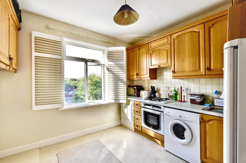 Apartment in Kingston Upon Thames - View 2