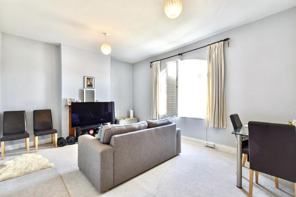 Apartment in Kingston Upon Thames - View 3
