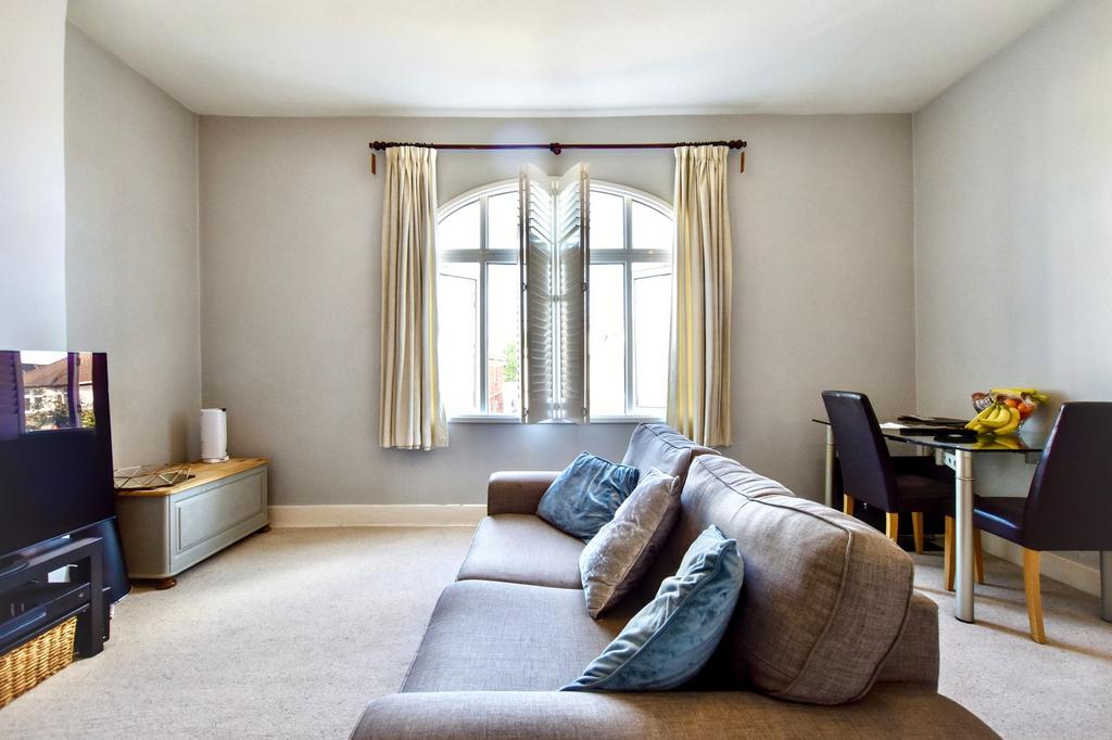 Apartment in Kingston Upon Thames - View 4