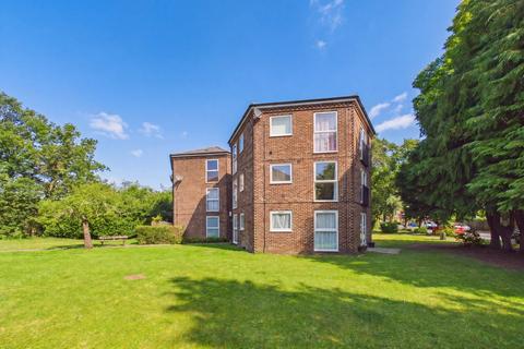 2 bedroom flat for sale, Quinneys, Farnborough, Hampshire, GU14