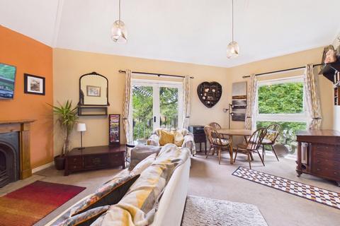 2 bedroom flat for sale, Quinneys, Farnborough, Hampshire, GU14