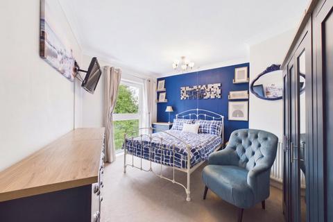 2 bedroom flat for sale, Quinneys, Farnborough, Hampshire, GU14