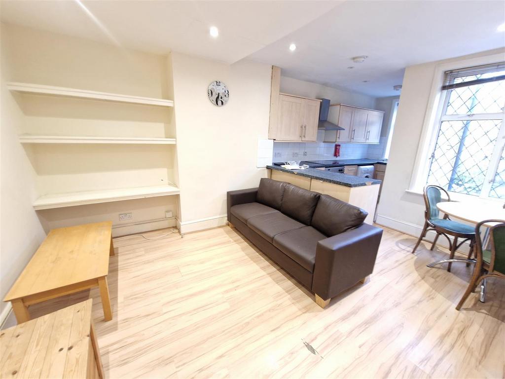 Apartment in London, The Hyde, Hendon Central - View 2