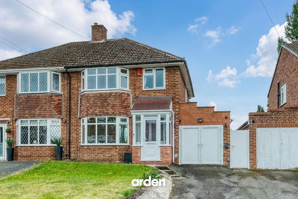 Detached house exterior, driveway, garage