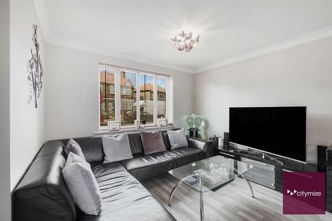 3 bedroom end of terrace house for sale, Barley Lane, Romford