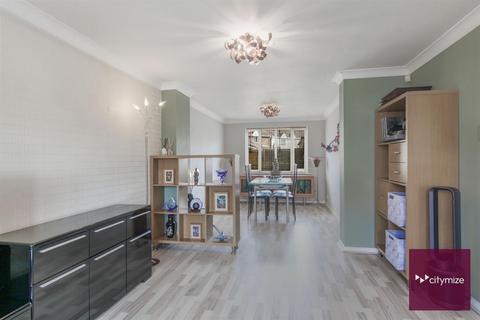 3 bedroom end of terrace house for sale, Barley Lane, Romford