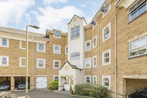 undefined, Sunbury-On-Thames TW16