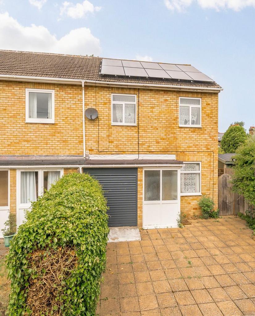 Detached house exterior, driveway