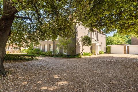 3 bedroom flat for sale, The Hornet, Chichester, PO19
